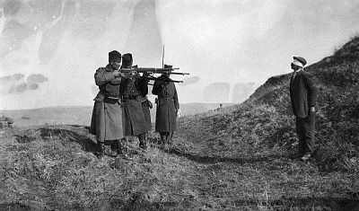 execution-austrian-spy-serbian-gendarnes-1915.jpg