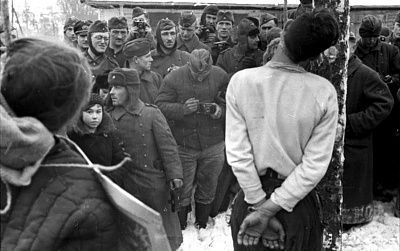 wehrmacht-soldiers-photographing-executed-soviet-partisans-koll-orel-1941.jpg