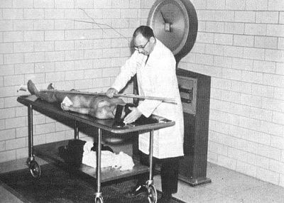 20man-20in-20morgue-20examines-20a-20female-20corpse-20in-20a-201950-e2-80-99s-20era-20morgue..jpg