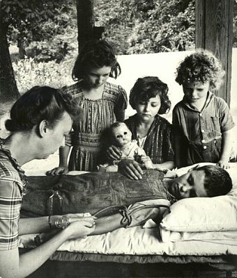 blood-20donor-20for-20a-20brother-20with-20polio-2c-20north-20carolina-2c-201944.jpg