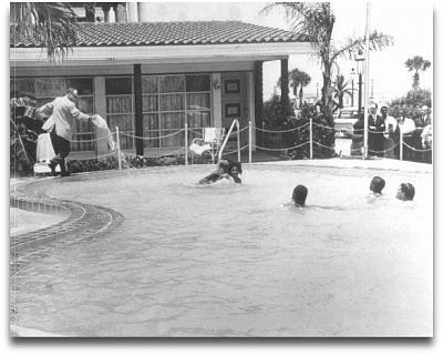 549491d1403847090t-hotel-owner-pouring-acid-pool-while-black-people-swim-ca-1964-rabbis-blacks-monson-motor-lodge-pool-manager-pours-acid.jpg