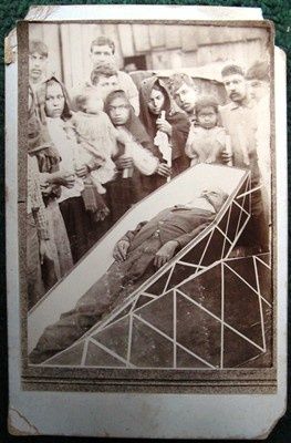 82b93e41e1224cf949525695b7156539--bizarre-photos-momento-mori.jpg