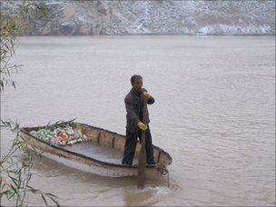 Name:  fishing guy.jpg
Views: 501
Size:  16.3 KB
