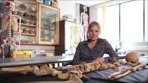 _54694220_allice-and-skeleton.jpg