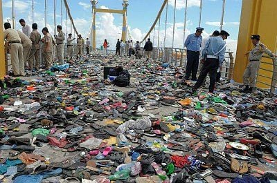 bridge-stampede-death-pictures-002.jpg