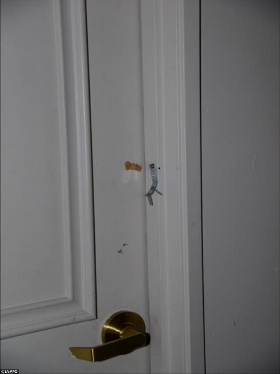485333E400000578-5289987-Mandalay_Bay_security_were_first_drawn_to_Paddock_s_hotel_room_w-a-145_.jpg