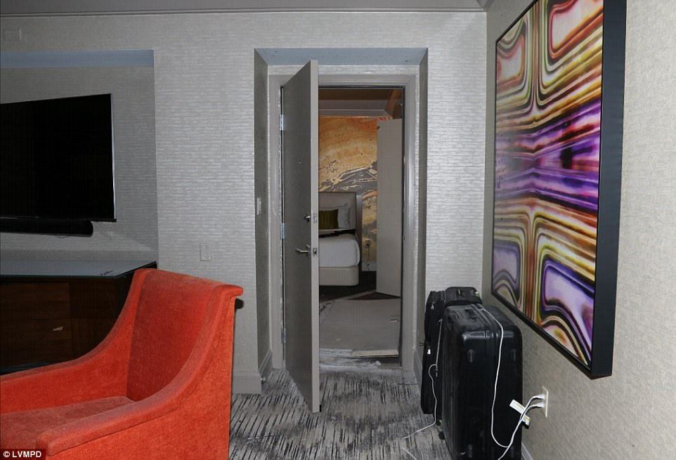 4853343E00000578-5289987-Paddock_booked_two_rooms_at_the_Mandalay_Bay_that_connected_thro-a-153_.jpg