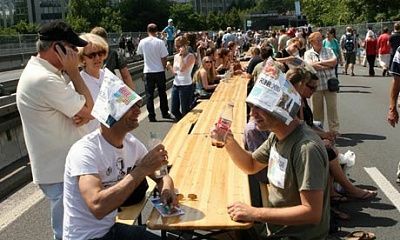 people-sit-tables-t-006.jpg
