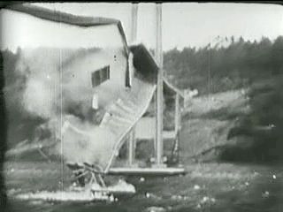 20070531141511%21Tacoma_Narrows_Bridge_Falling.jpg