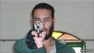 Name:  _52237526_wellingtongunrtr.jpg
Views: 568
Size:  10.3 KB