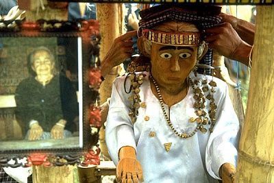 tana-toraja-funeral-effigy-sulawesi.jpg