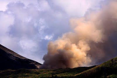 Erupting_gunung_lokon.jpg