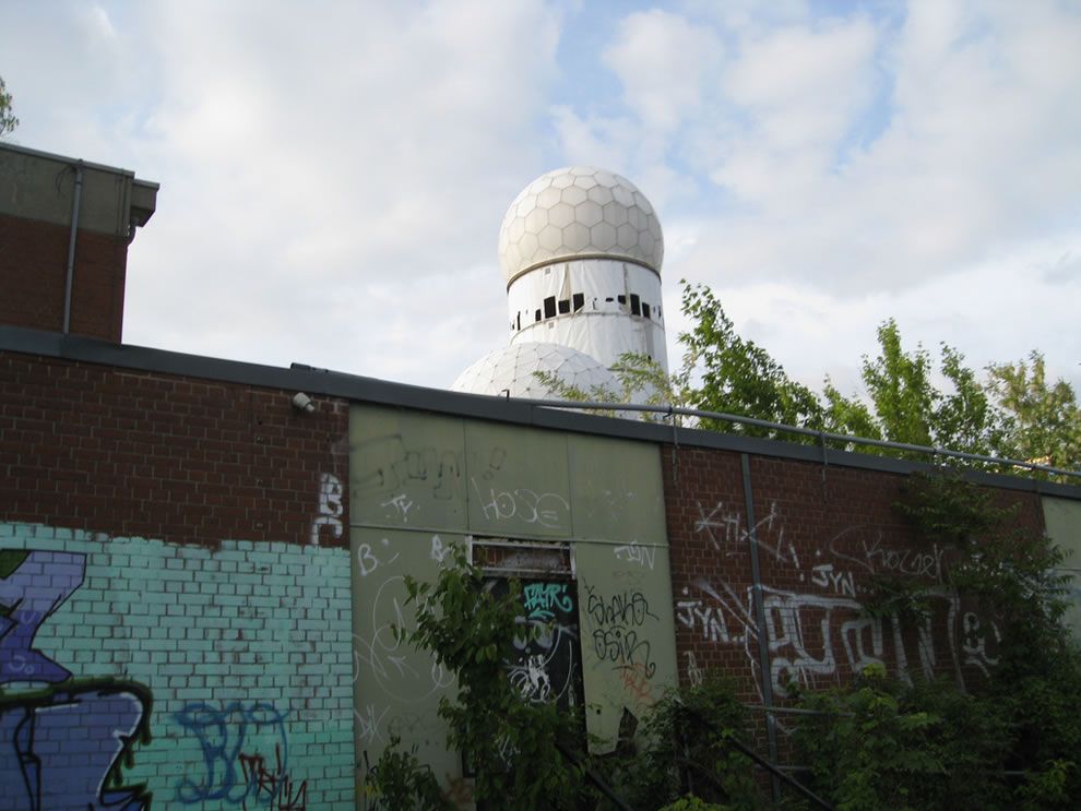 Former-NSA-American-military-radio-installation-at-Teufelsberg.jpg
