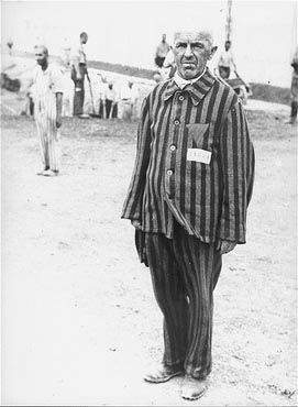 A prisoner in Dachau forced to stand without moving for hours as a punishment 3 Sierpnia 1938.jpg