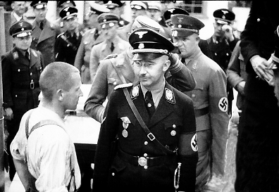 Himmler speaks to a Dachau political prisoner.gif
