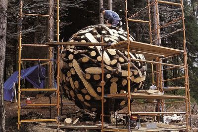 giant-wooden-spheres-lee-jae-hyo-sculptures-2.jpg
