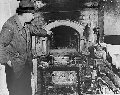 french-survivor-shows-crematorium-flossenbuerg-photographer.jpg