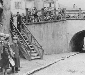 Residents of the Lublin ghetto. Poland, 1941-1942.jpg