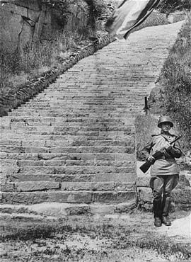A Soviet honor guard stands next to the stone 'stairs of death' (Todesstiege).jpg