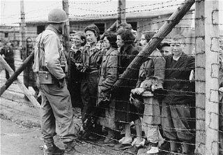 An American soldier and liberated prisoners of the Mauthausen concentration camp.jpg