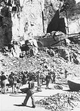 Prisoners at forced labor in the Wiener Graben quarry at the Mauthausen concentration camp1.jpg