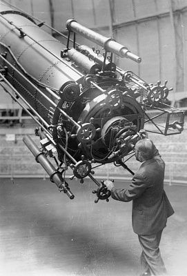 george-van-biesbroeck-looking-through-worlds-largest-refracting-telescope-yerkes-observatory-192.jpg