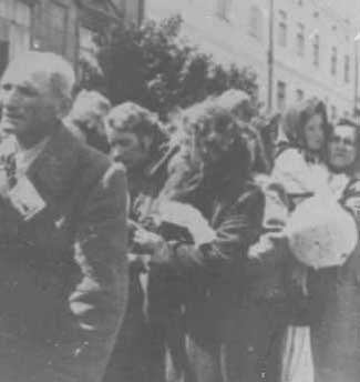 1941-jewish-residents-minsk-forced-move-into-ghetto.jpg