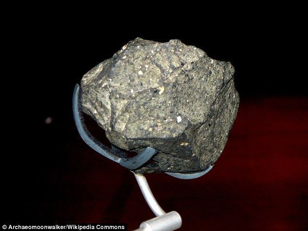2798343500000578-3039695-This_stone_tool_known_as_an_Olduvai_chopper_on_display_at_the_Br-a-7_14.jpg