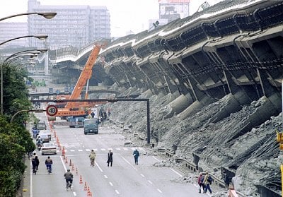 kobe-earthquake-collapses-elevated.jpg