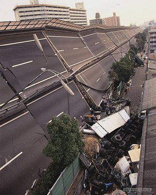 kobe-osaka-highway-toppled.jpg