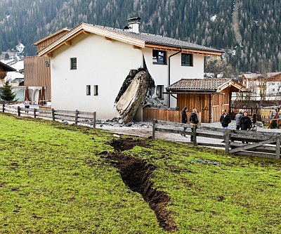 boulder-crashes-into-house.jpg