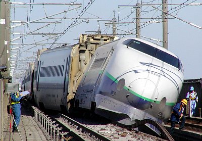 joetsu-shinkansen-derails.jpg