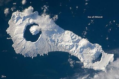 onekotan-island-volcano-110126-02.jpg