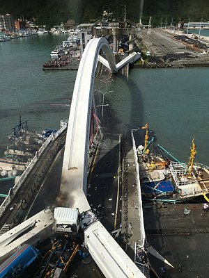 yilan-cross-sea-bridge.jpg