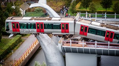 metro-train-overruns-stop.jpg