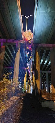 truck-lodged-between-seattle.jpg