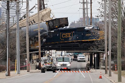 remote-operated-train-derails.jpg