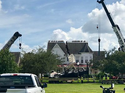 crane-nearly-splits-house.jpg