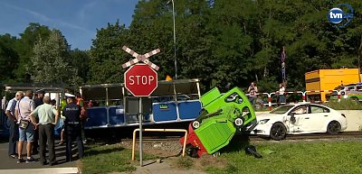 car-hits-narrow-gauge.jpg