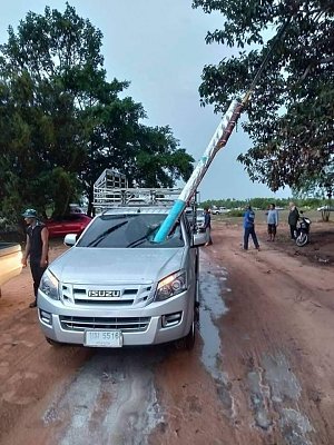 homemade-rocket-strikes-car.jpg