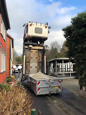 container-truck-flips-vertically.jpg