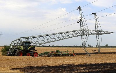 tractor-collision-topples-german.jpg