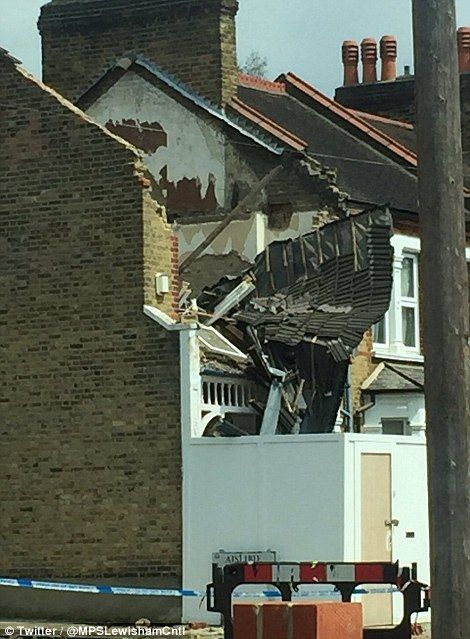 350EE26600000578-3631346-Neighbours_said_the_sound_of_the_house_collapsing_was_like_a_bom-a-54_1.jpg