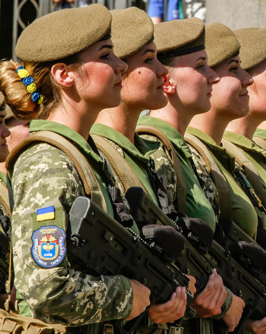 Women_medic_soldiers_of_Ukraine_on_24_August_2018%2C_from-_Tennessee_Army_National_Guard_partici.jpg