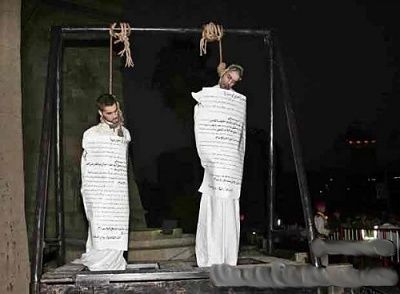 two-men-executed-hanging-syria-500x367.jpg