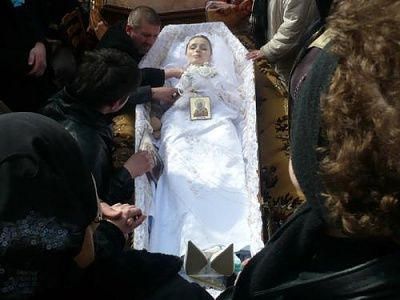 women-laying-in-caskets-036.jpg