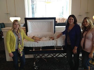 women-laying-in-caskets-046.jpg