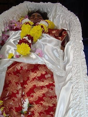 women-laying-in-caskets-048.jpg