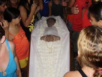 women-laying-in-caskets-067.jpg