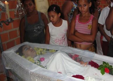 women-laying-in-caskets-069.JPG